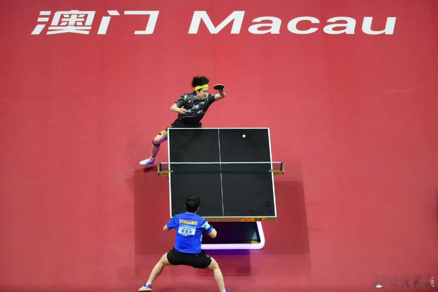 11月15日，第十五届全国运动会乒乓球🏓成年组男单半决赛在澳门展开争夺，上海队