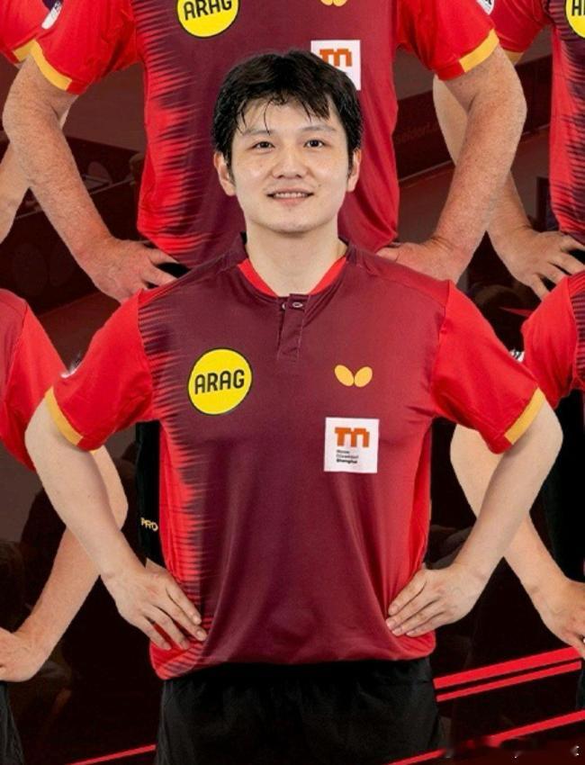 樊振东身披红色战袍亮相终于等到新海报！红衣小胖，期待海外联赛的精彩表现✌🏻 