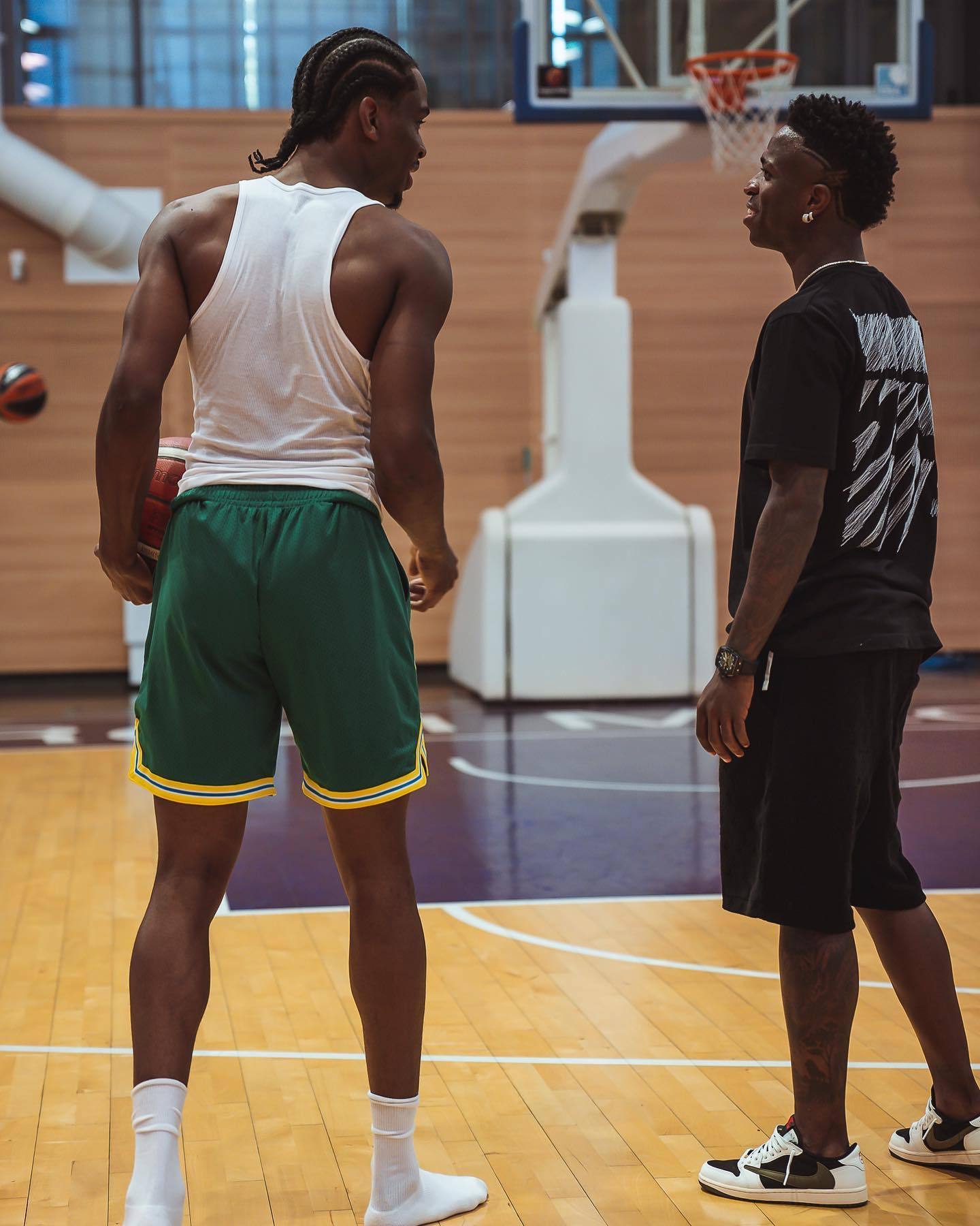 维尼修斯近日在社交媒体上晒出了 SGA 送给他的 Converse SHAI 0