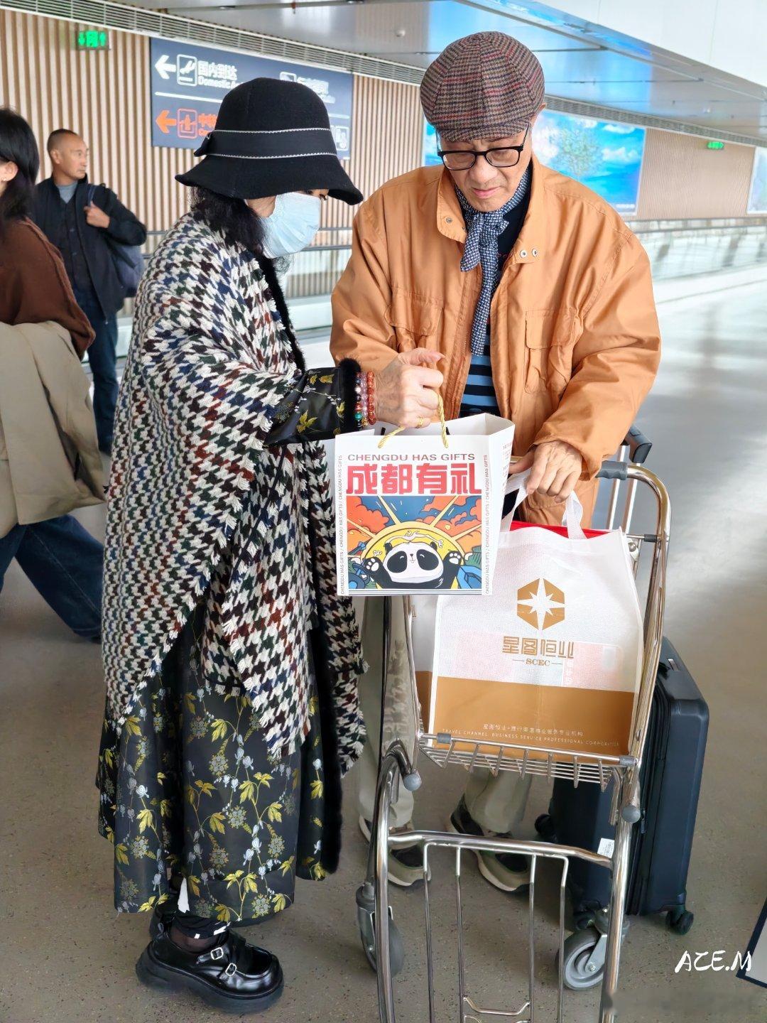 机场偶遇一大爷穿得真有品以后老了需要学习的模版  ​​​