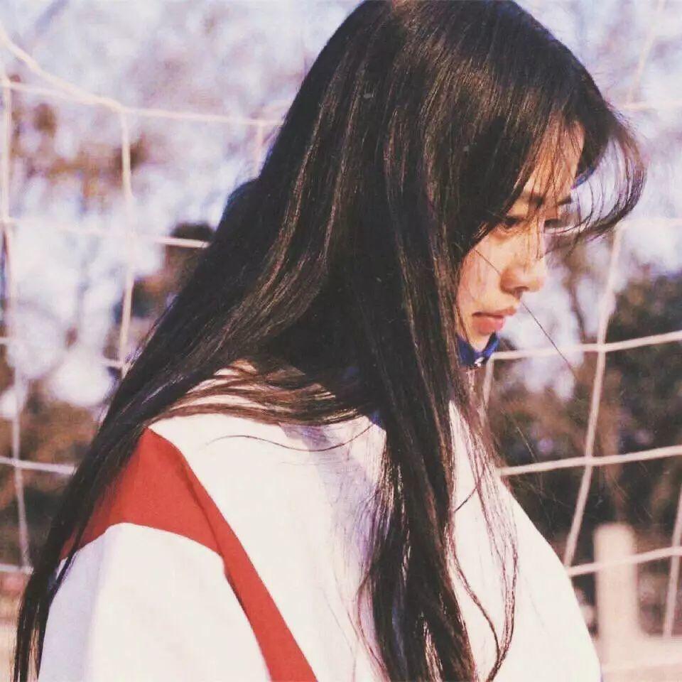 我们总是容易犯一个错：
太把自己当回事，
或者太把别人当回事。

发了一条朋友圈