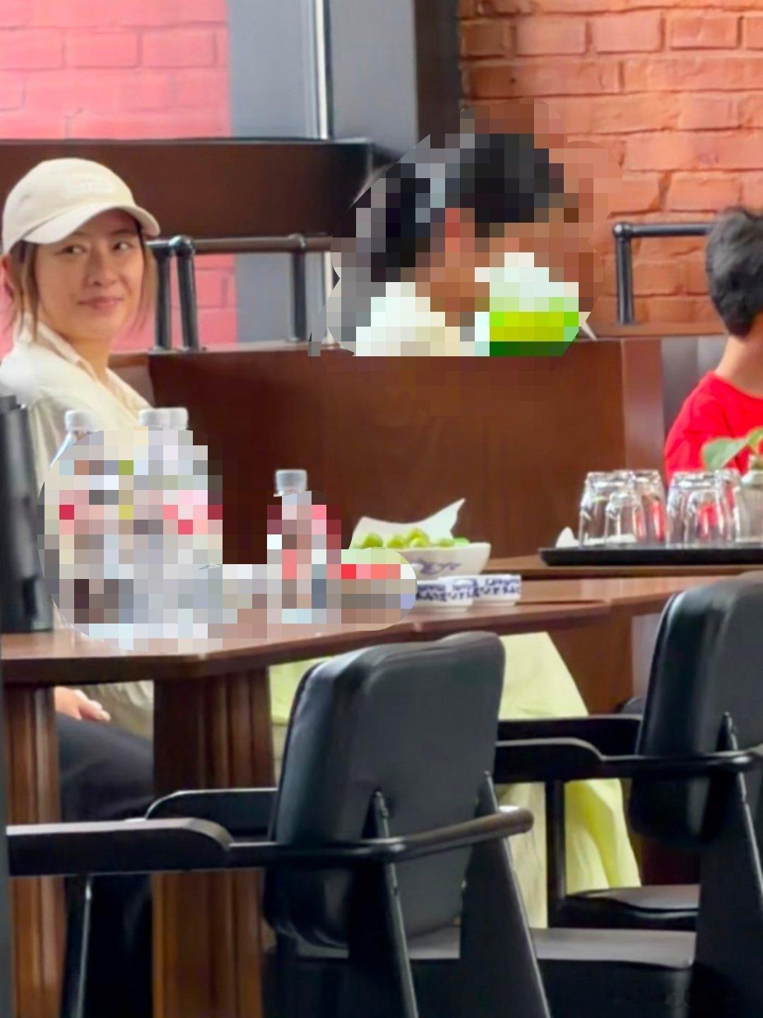 偶遇应采儿带小儿子吃饭  偶遇应采儿带小儿子吃饭啦 