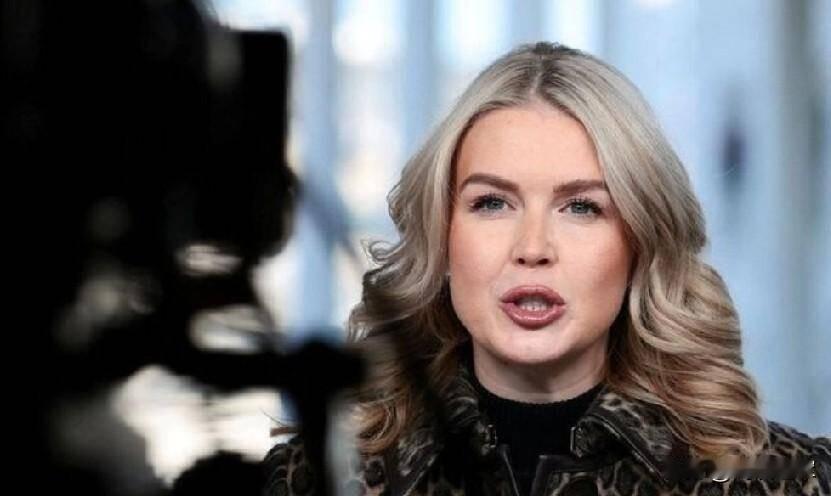 【白宫新闻秘书卡罗琳·莱维特宣布怀孕，还特意感谢了特朗普】白宫新闻发言人莱维特(