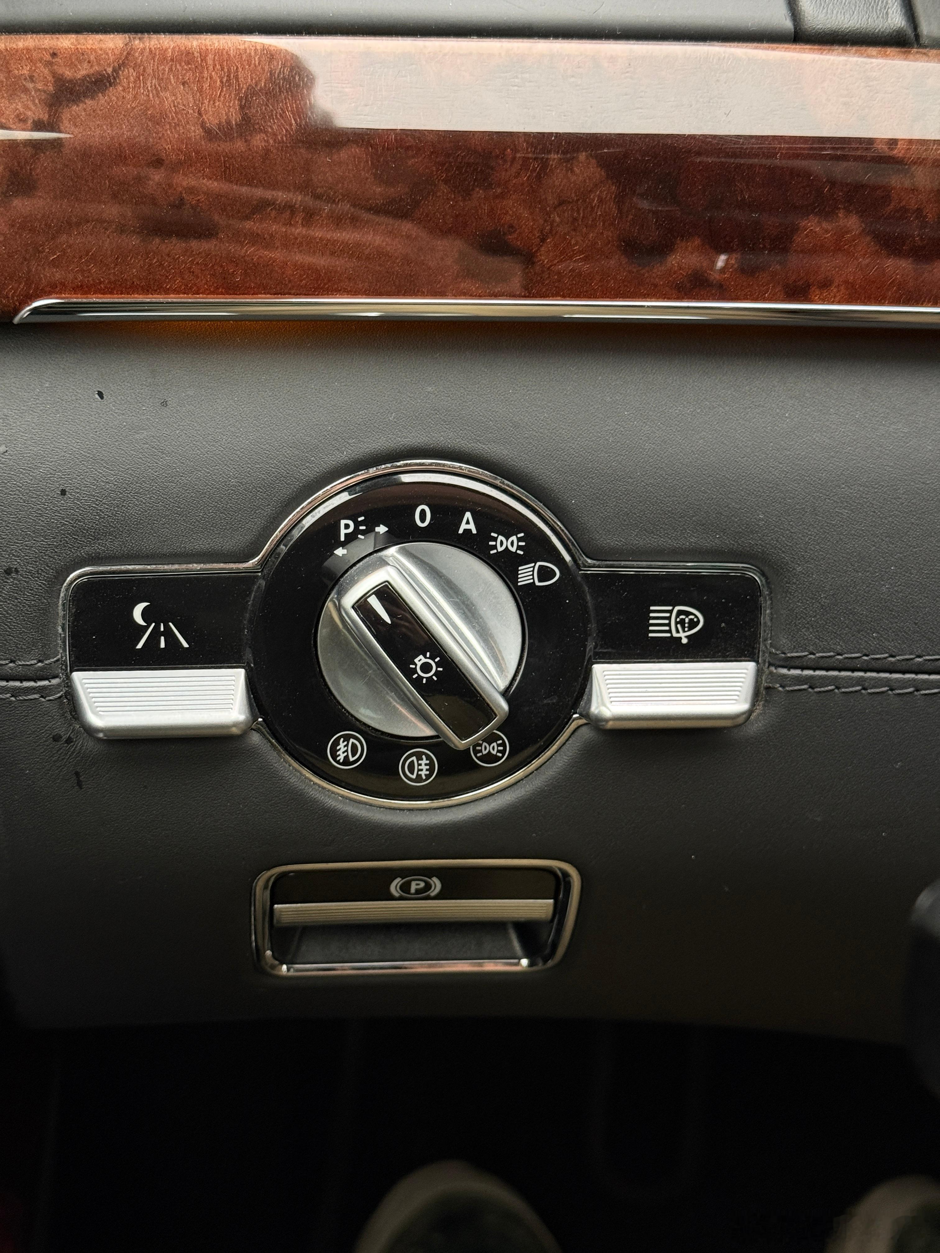 年检一把过过程中还发生了一个小插曲，工作人员说我右刹车灯不亮，我说你再仔细看看？