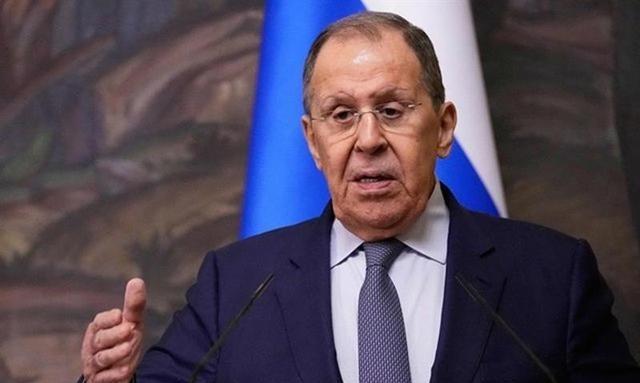 那天晚上刷手机，屏幕亮得刺眼，手指划拉半天，突然看到俄罗斯外长拉夫罗夫放出的消息