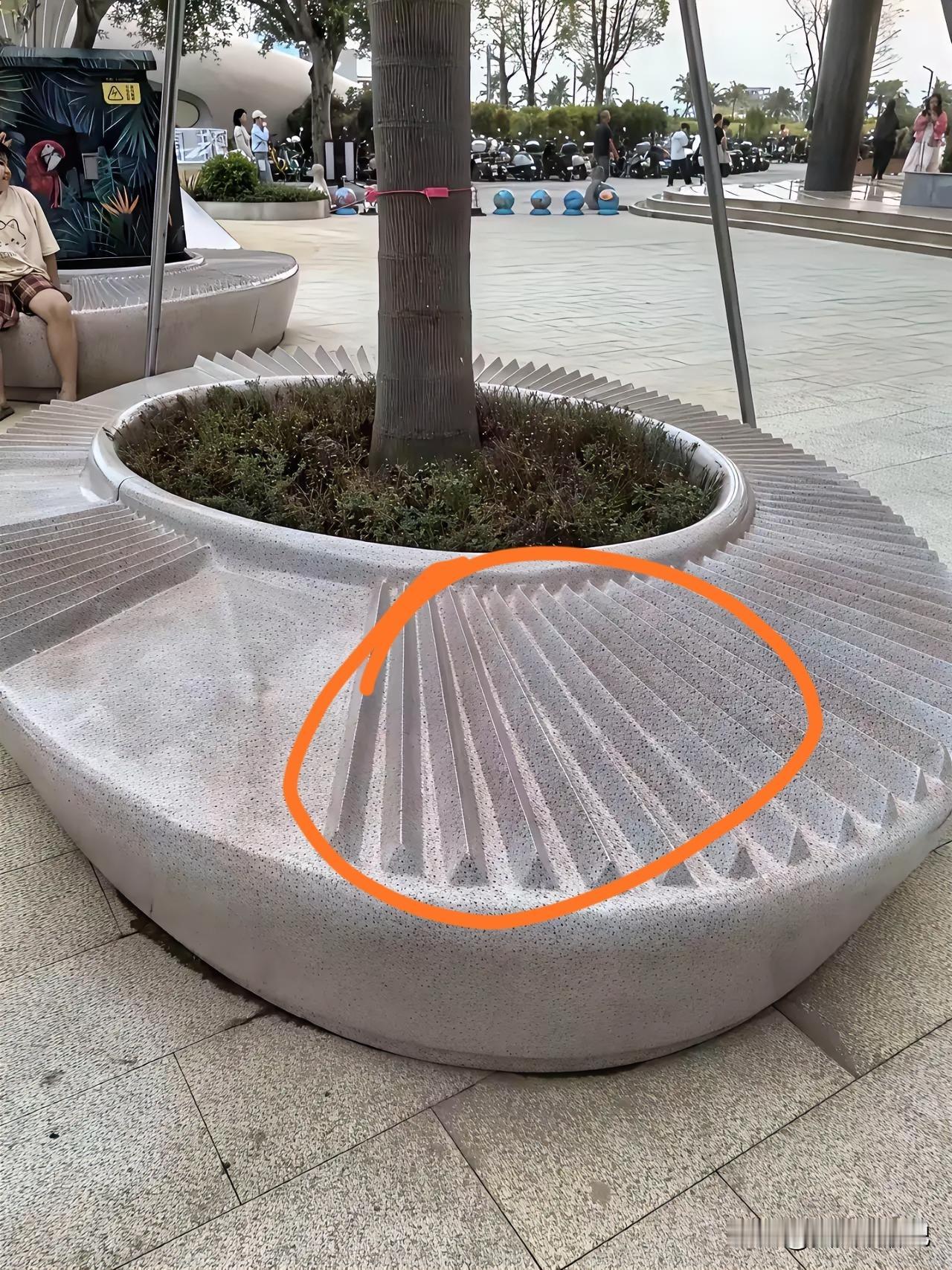 深圳的公共设施，
真的是以人为本啊，
纳凉休息的石凳都是带按摩作用，
考虑的也太