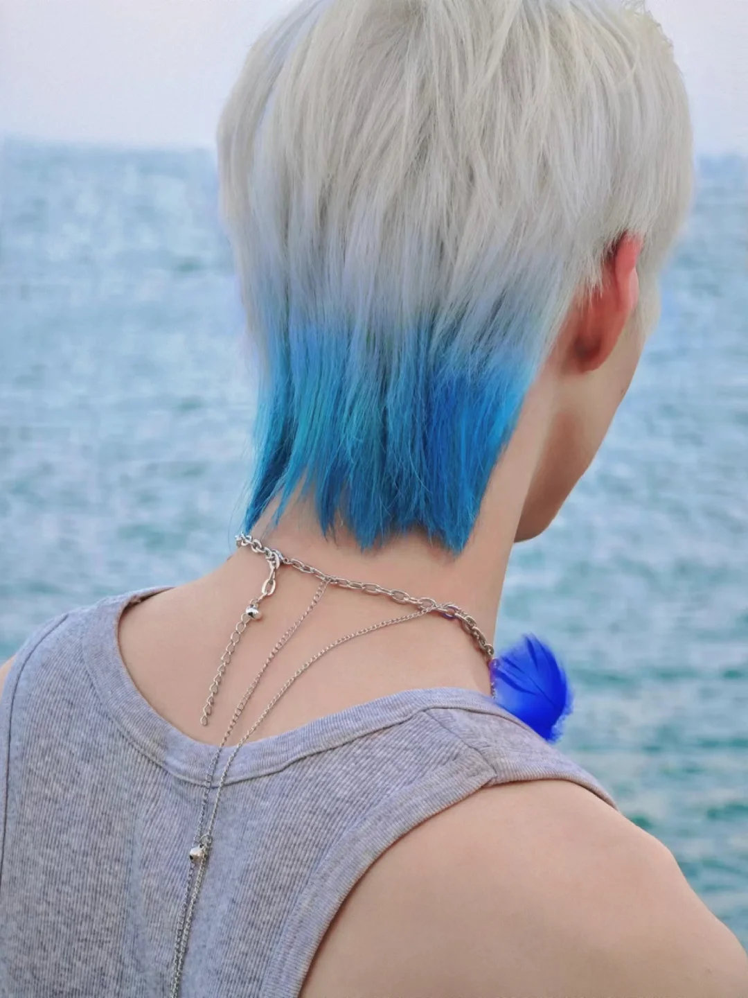 為了這條項鏈而染的這個髮色💙