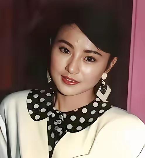 2006年，李赛凤趁丈夫出差，和体格壮硕的干儿子发生了亲密接触。正当两人关系暧昧