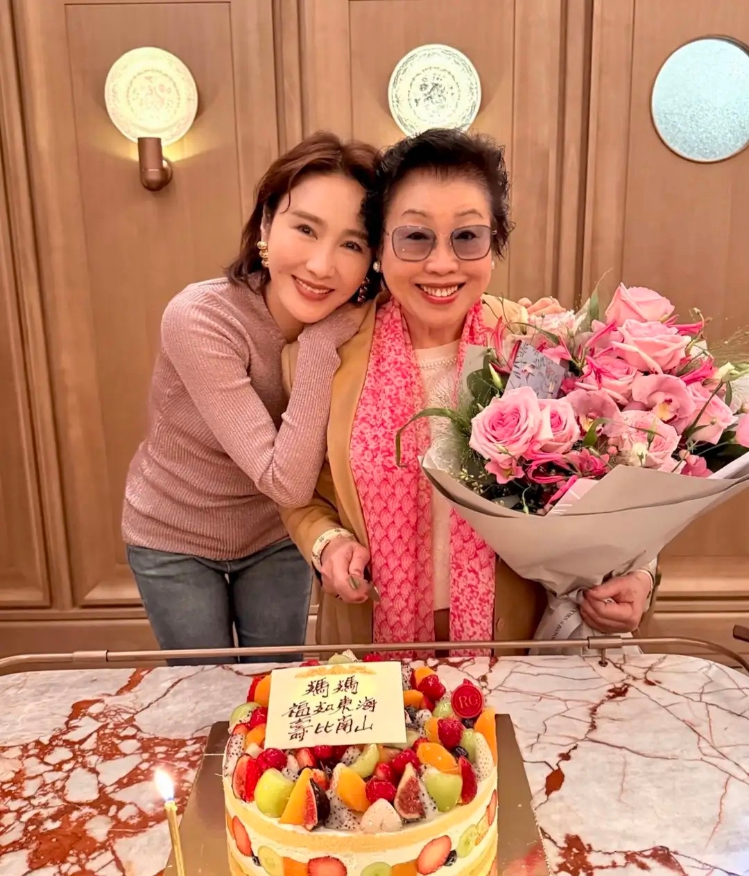 54岁黎姿为母庆生！一家四口温馨同框，残疾弟弟罕见露面状态超赞！ 