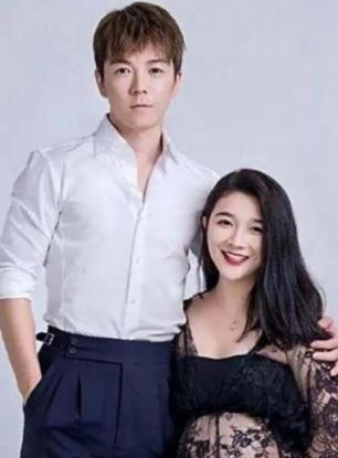 2017年，王栎鑫对自己怀孕的妻子吴雅婷说：“你生完二胎后，就去找一个你最爱男朋