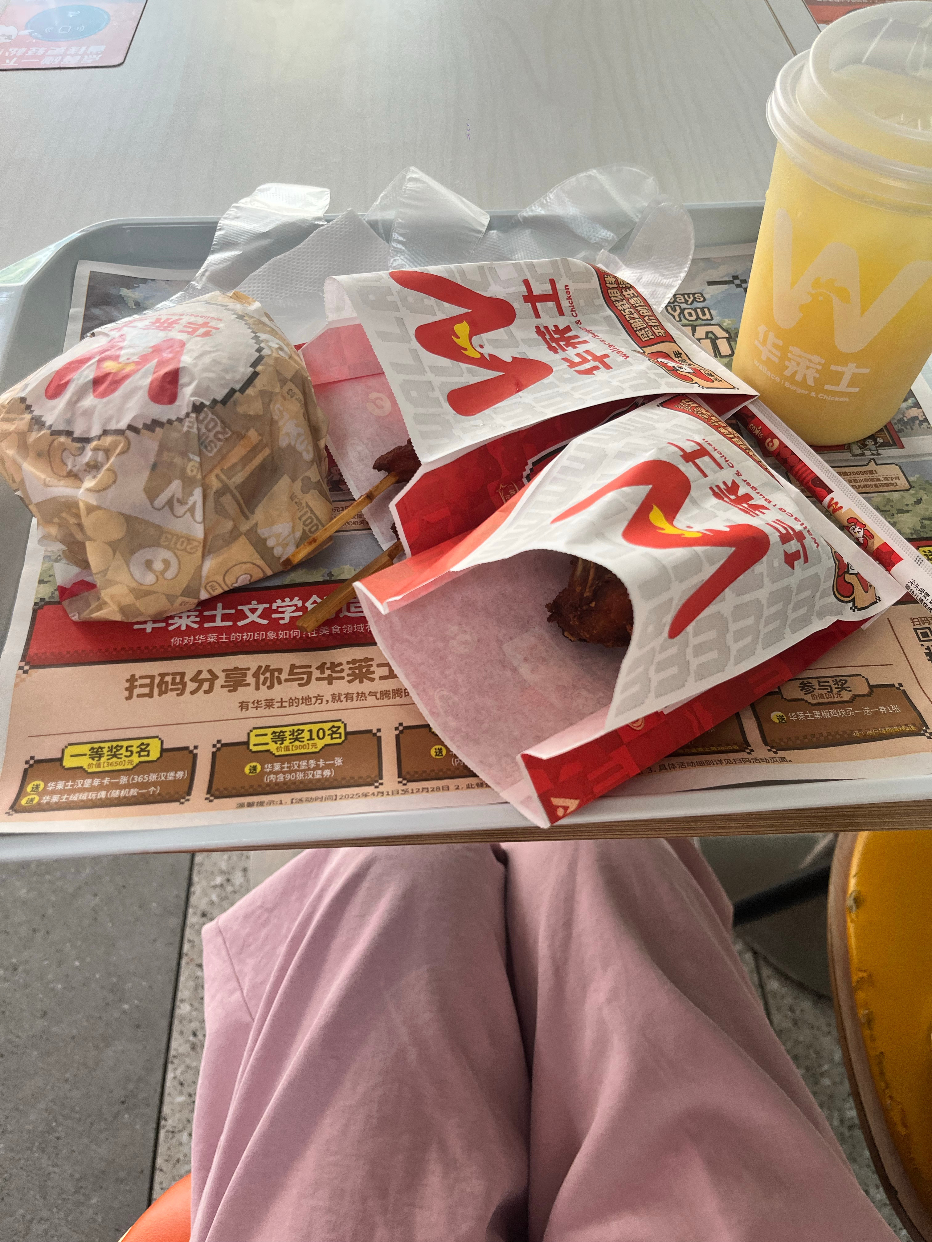 中午下班时间也是能和双胞胎妹妹一起见面上👭一起来吃华莱士的🍔 