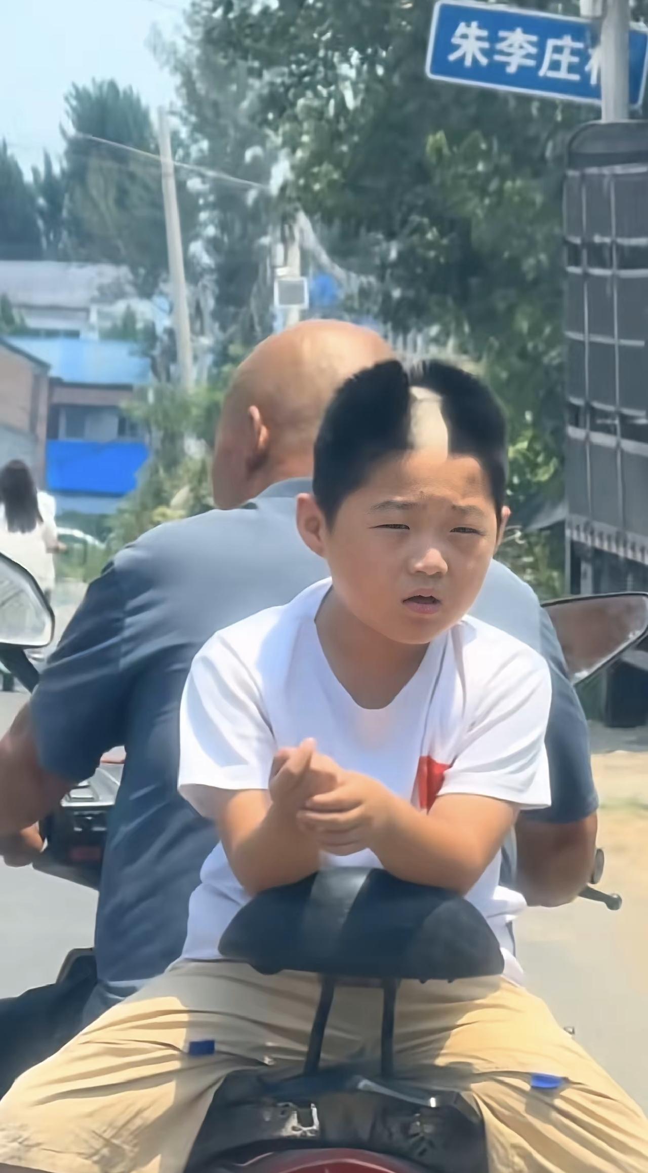 怎么了？不就是给自己理了个头发吗[捂脸]
你就是这条街最靓的仔[赞]
正在赶往寻