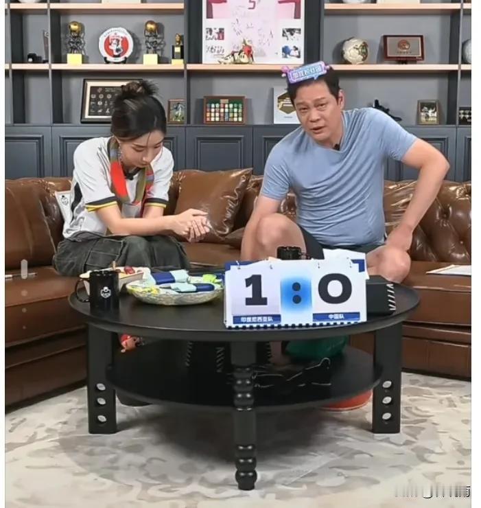 国足输给印尼提前一轮告别世界杯，但是范志毅却赢了。
在国足输球后，和范志毅一起直