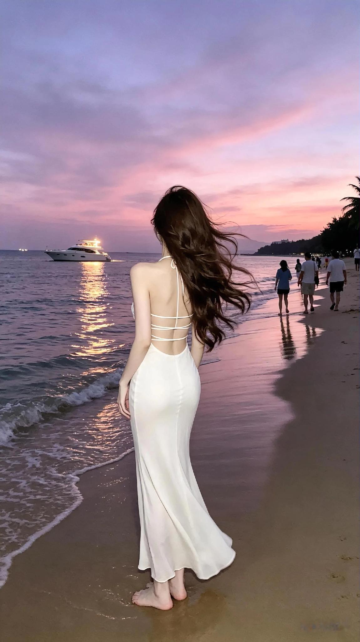 夕阳下的海边漫步，裙摆随风飘扬，感受海风轻拂的浪漫时光。
海边日落氛围照 
海边