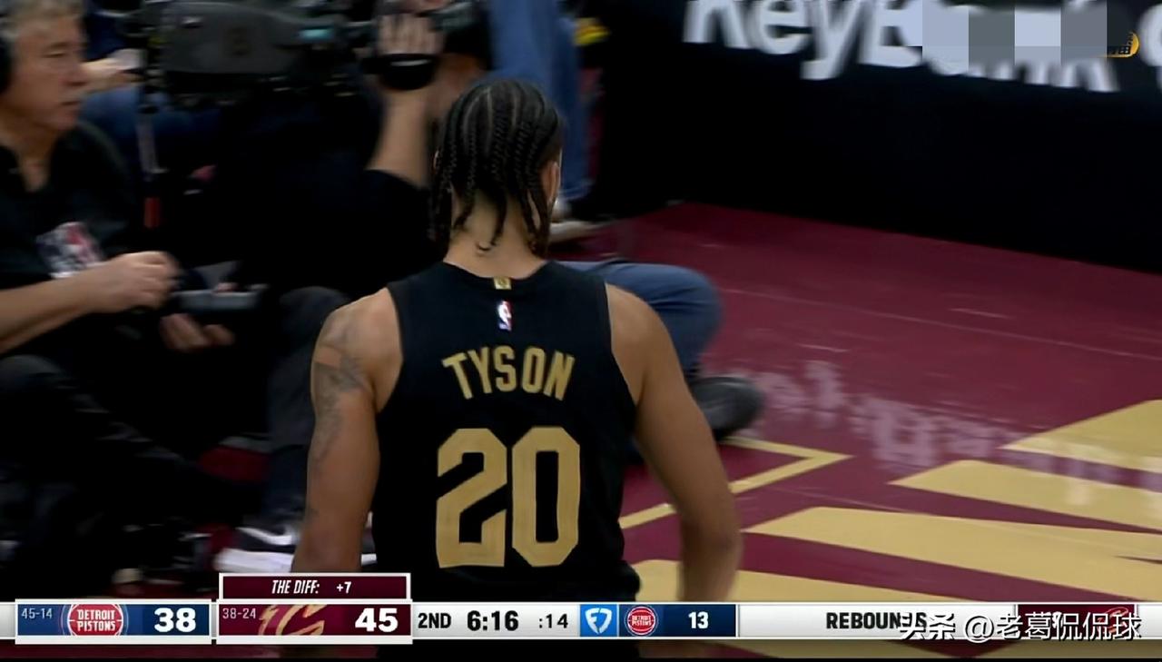 骑士小将泰森真是大放异彩！在今天骑士主场迎战活塞的比赛中，目前两队的上半场比赛已