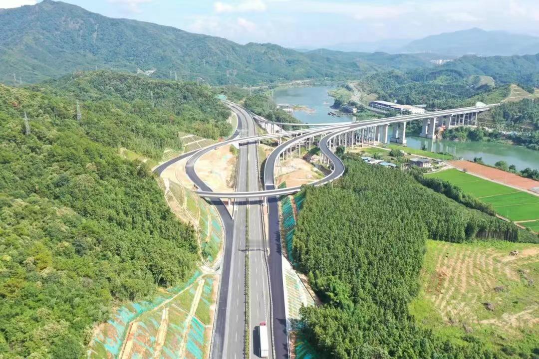 2025年，福建全省交通建设攻坚行动成效显著，国家102项重大工程、G228滨海