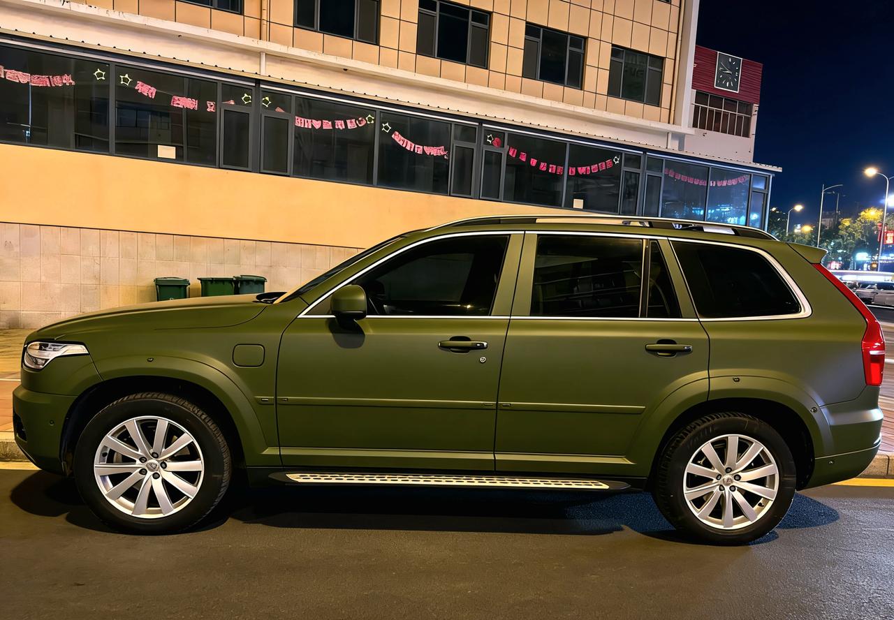 这车这次拍的很独特，原因是反光的原因，因为这个玻璃的形面和这个车身柱子的形面发生