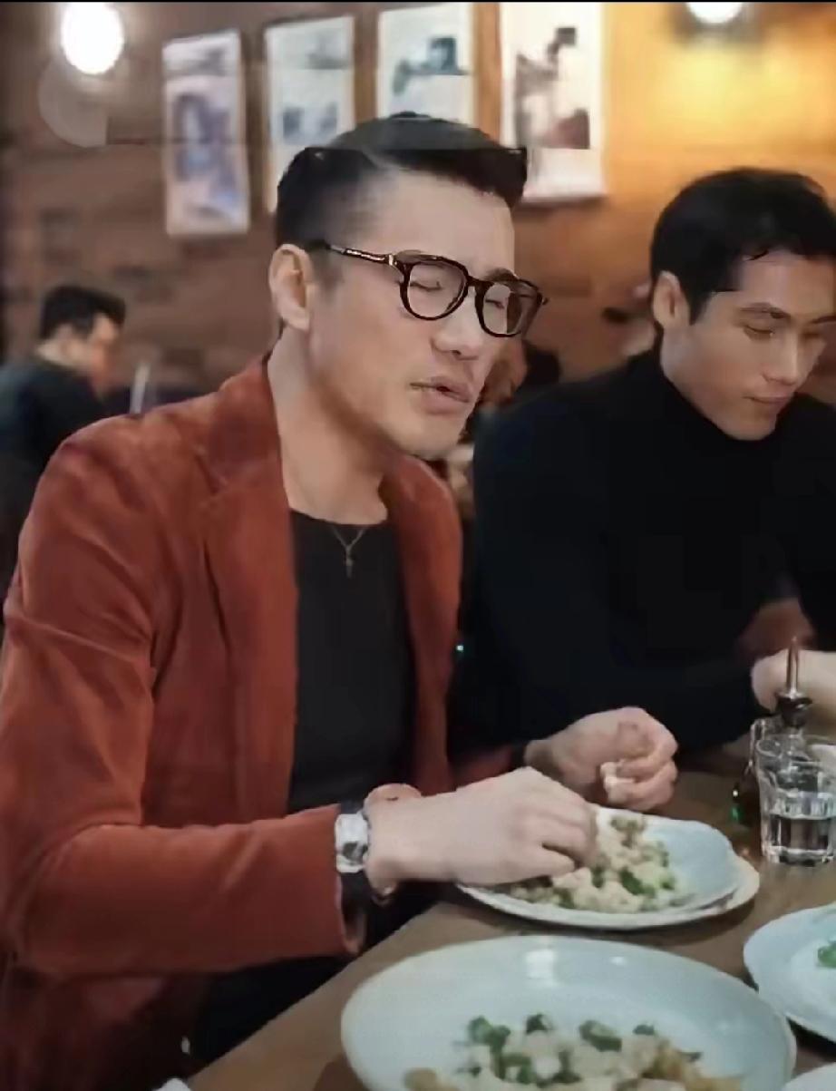 狠人！胡兵春晚下台3天狂瘦14斤，54岁超模自律太绝了
 
    春晚刚落幕，