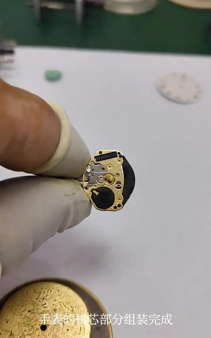 天梭停了，不是没电！
 
表突然跳秒，我差点以为电池没了。师傅拆开后盖，负极片锈