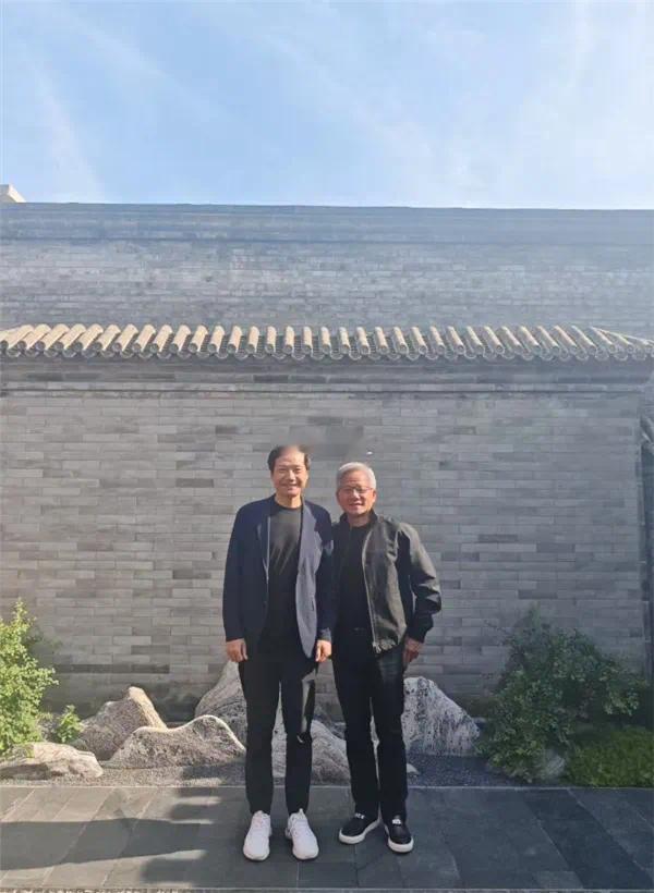 老黄来北京和雷军见面，这几天北京35度左右的高温，老黄依然穿着这一件皮夹克。真不