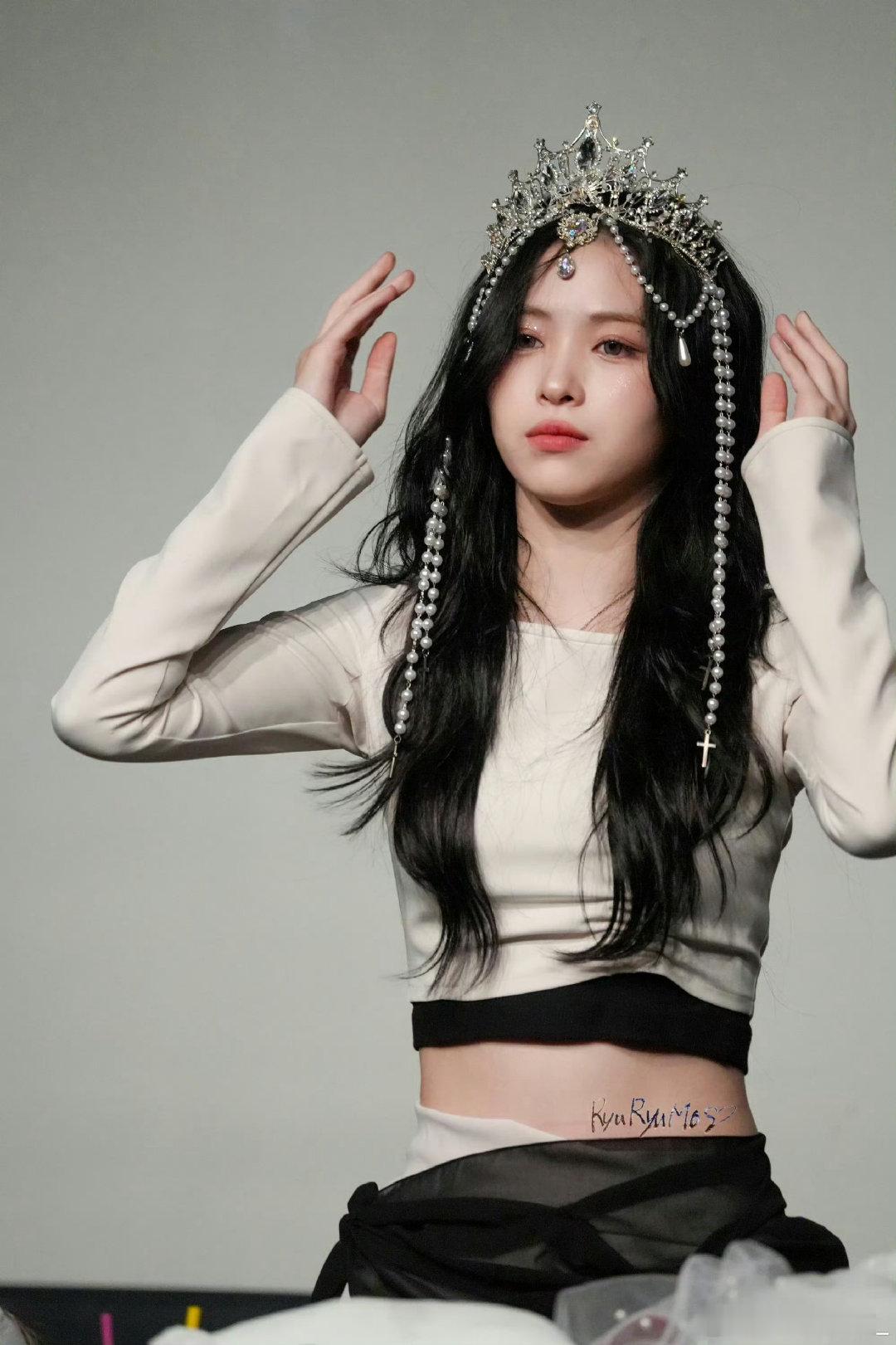 申留真舞台女爱豆无需过度暴露的服装舞台魅力来源于自身气场，合适大方的服装，更能凸