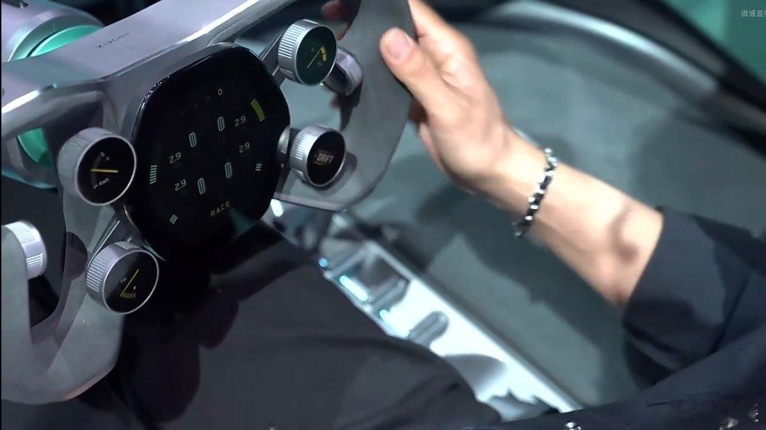 北京车展的小米展台前小米VGT国内实车首秀 实车比之前看网图都更“趴”，那种吸附