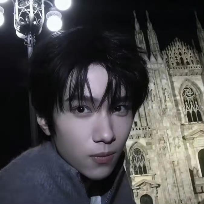 余承恩打卡米兰最翘的屁股余承恩在米兰逛展也太讨喜了！随便拍拍趣味雕塑，少年感直接