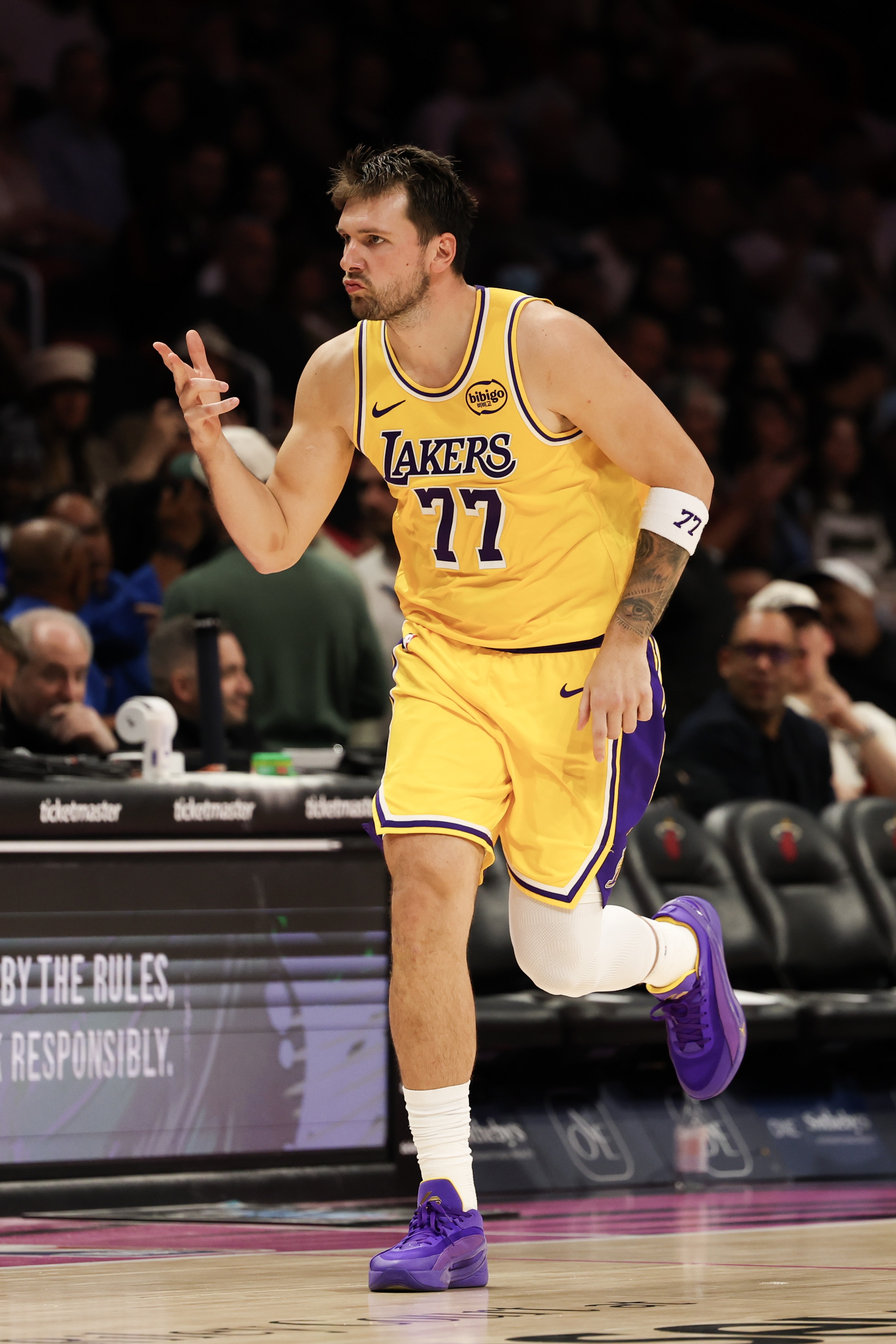 阿里纳斯：湖人输3场就像天塌了一样 东契奇带队82胜0负才能拿MVP