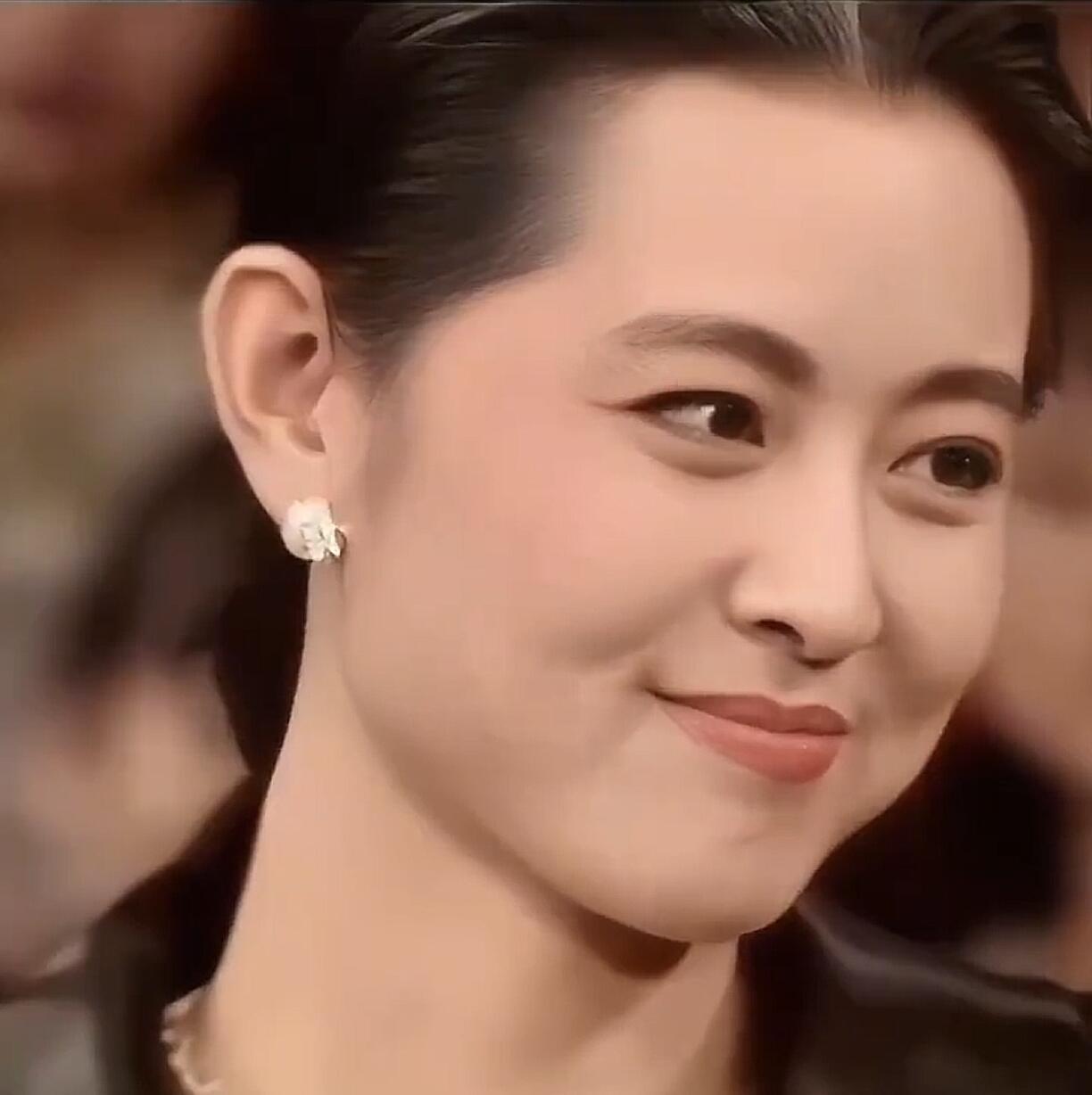 倪萍年轻时不愧是大美人，一双大眼睛清澈透亮，实在是太美丽，又性感动人，比陈红好看