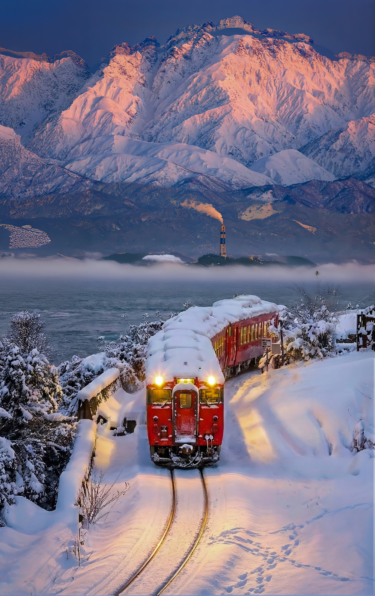 天色暗下来，雪把世界放慢。列车在缓缓前行。其实，有些温暖，不需要抵达，只要一直在