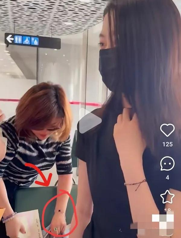 你们都误会黄杨钿甜妈妈了，根本不是那个价格，也不是他们说的高仿，因为人家这个耳环
