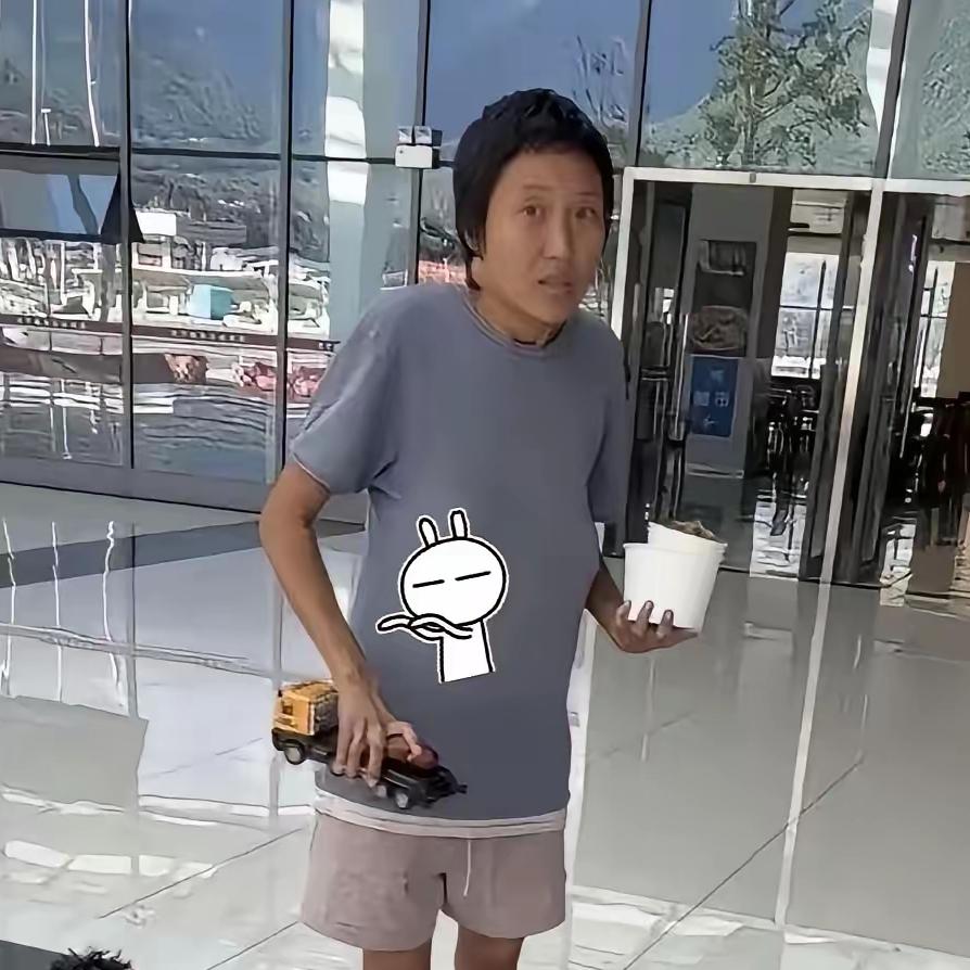 野人小孩妈妈的照片出来了，大家看看，这妈妈瘦得不成样子。但重点不是这个，是她的眼