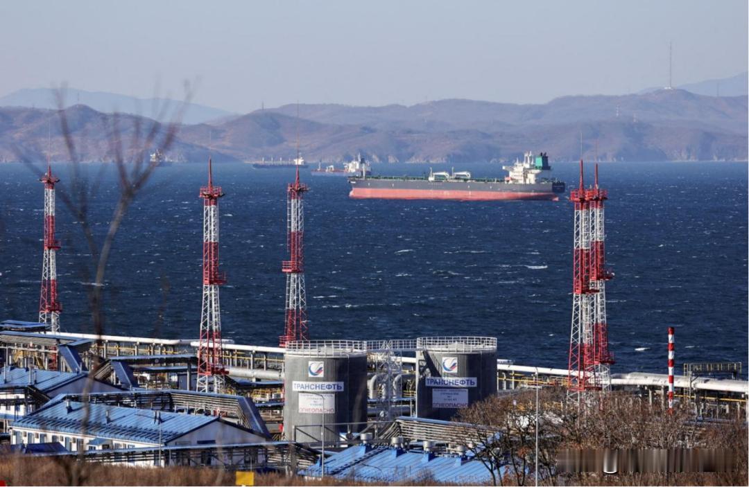 路透社、《印度快报》8月8日报道，美国拟通过扩大对俄制裁并惩罚俄能源主要买家，进
