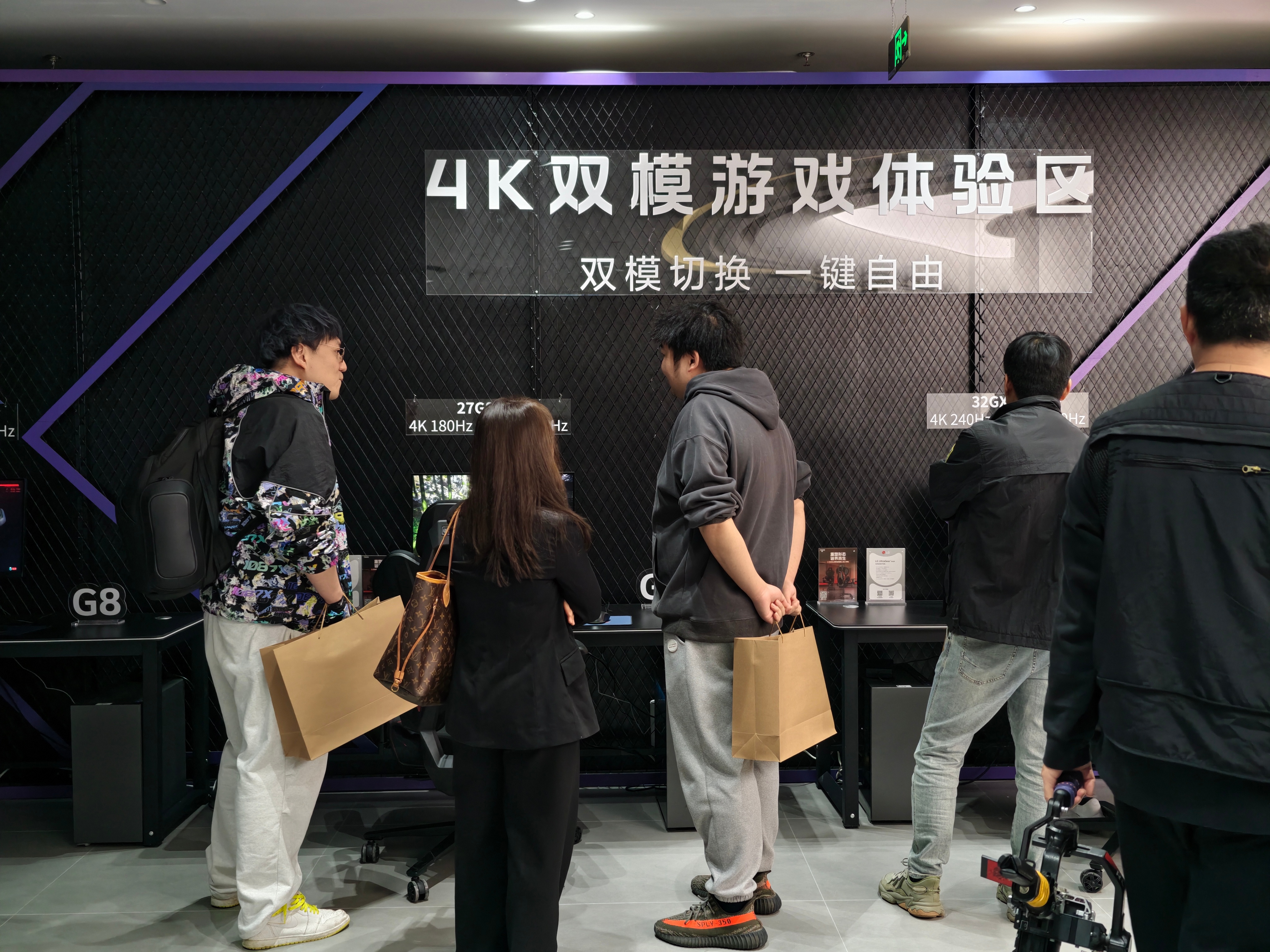 作为最早推出双模显示器的LG，近日更是正式在国内发布了多款新品，4K 165Hz