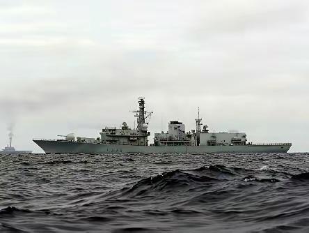 英国军舰“里士满”号又大摇大摆地来到了台海，却遭到了解放军模拟攻击，跟实战一样，