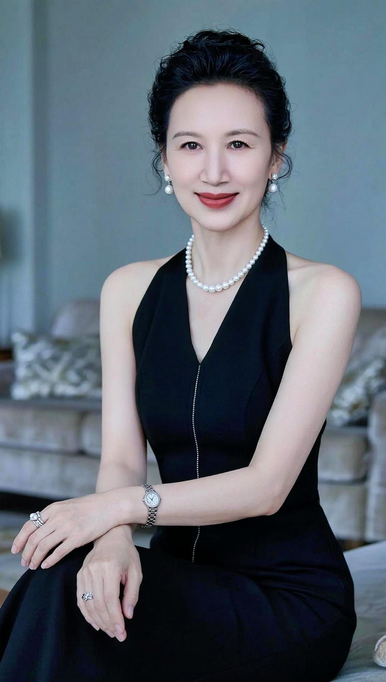 我的AI写真 抖音ai创作 富贵荣华在静谧的光影中，一袭黑色长裙如夜幕般深邃，珍