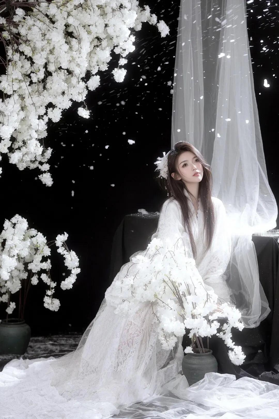 纯白婚纱与古风元素的融合极具巧思，蕾丝裙身的肌理与仿真花簇的繁密形成材质对比。模