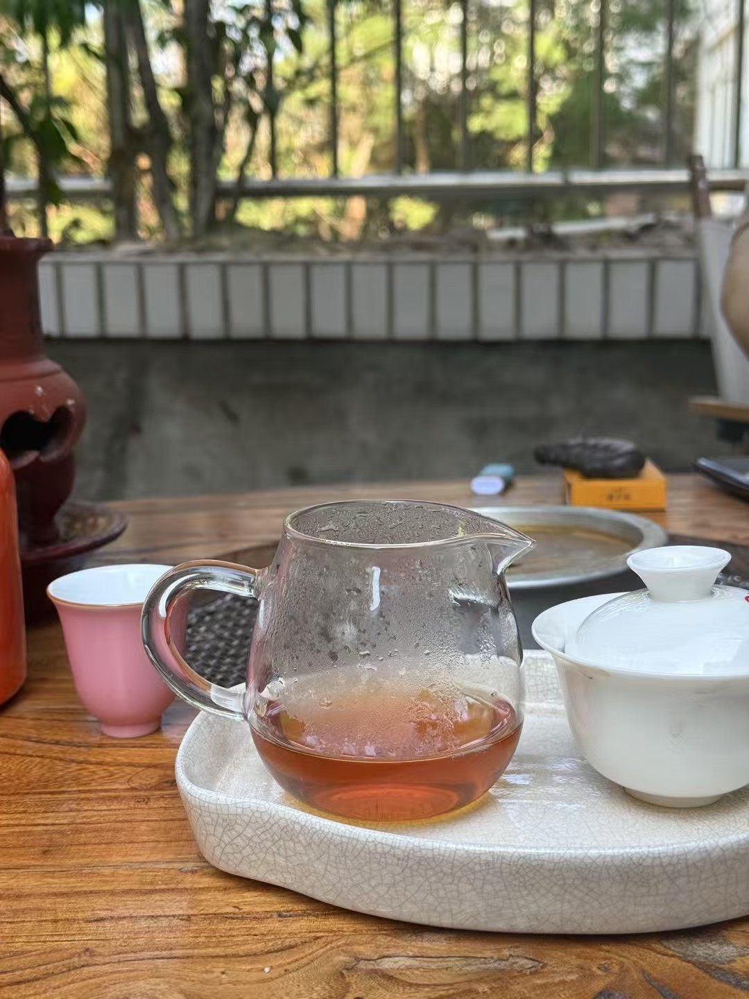 茶道  把阳光泡进水里，就是茶；把快乐装进心里，就是生活；心宽了，手里的茶都变甜