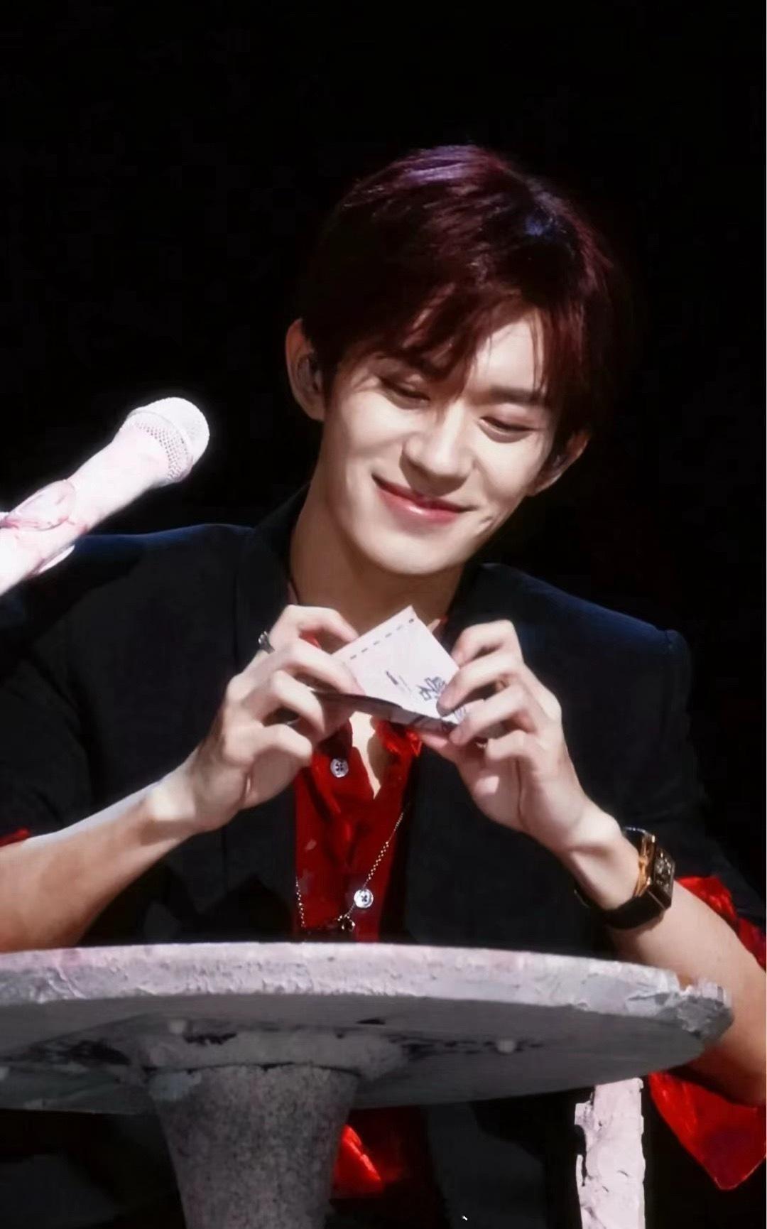 易烊千玺情绪稳定这一块 感觉千玺身体里一定住着一个老灵魂，不然怎么会有那么多深沉