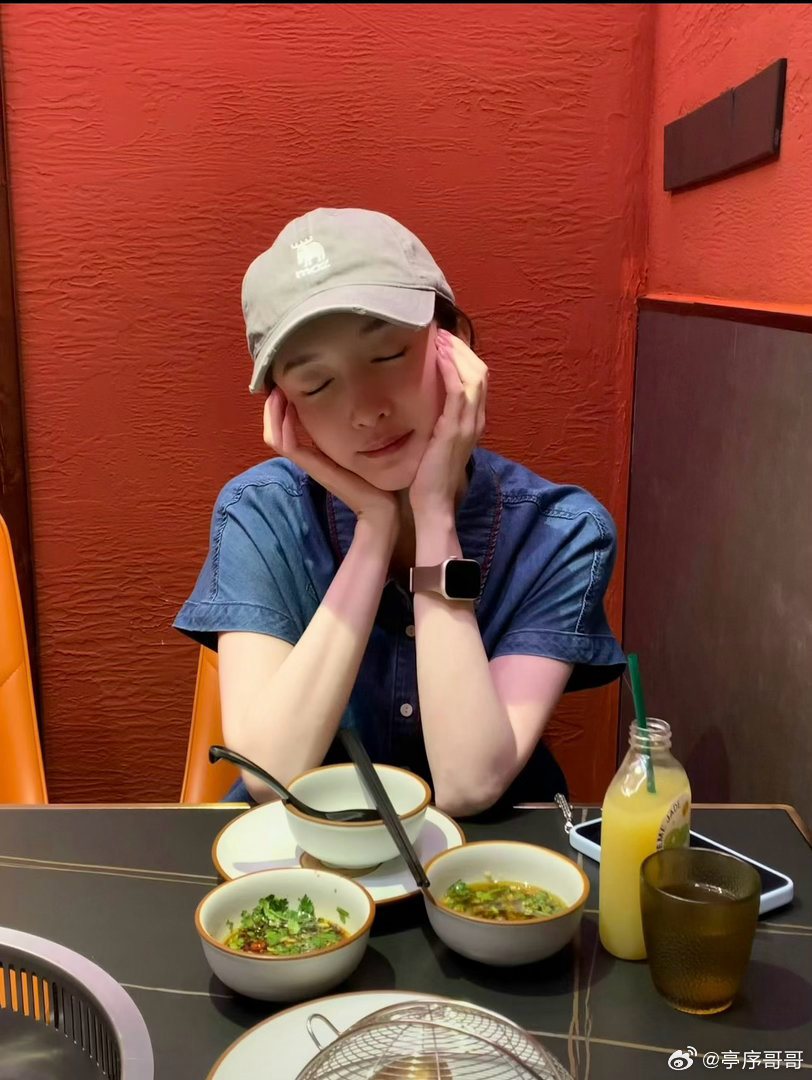 江疏影开开心心过夏天江疏影的夏日烟火气直接拉满，惬意享受美食美景，跟着云吃云喝，