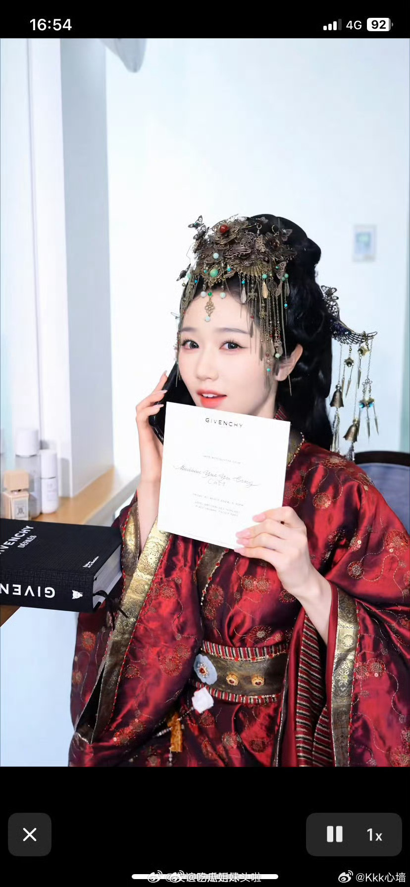 岳雨婷安娜合照 岳雨婷不仅晒了邀请函还在巴黎时装周纪梵希内场与时尚女魔头安娜.温