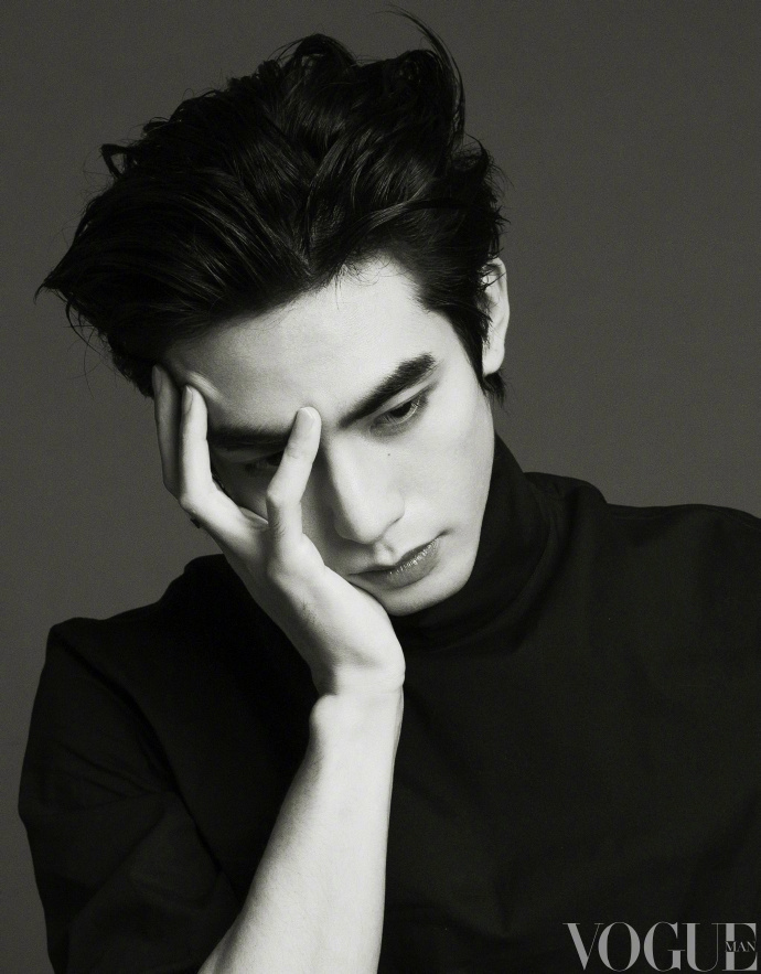 宋威龙一次很享受的创作 享受每一次创作的美好，自在释放魅力，白T尽显曼妙身形，性