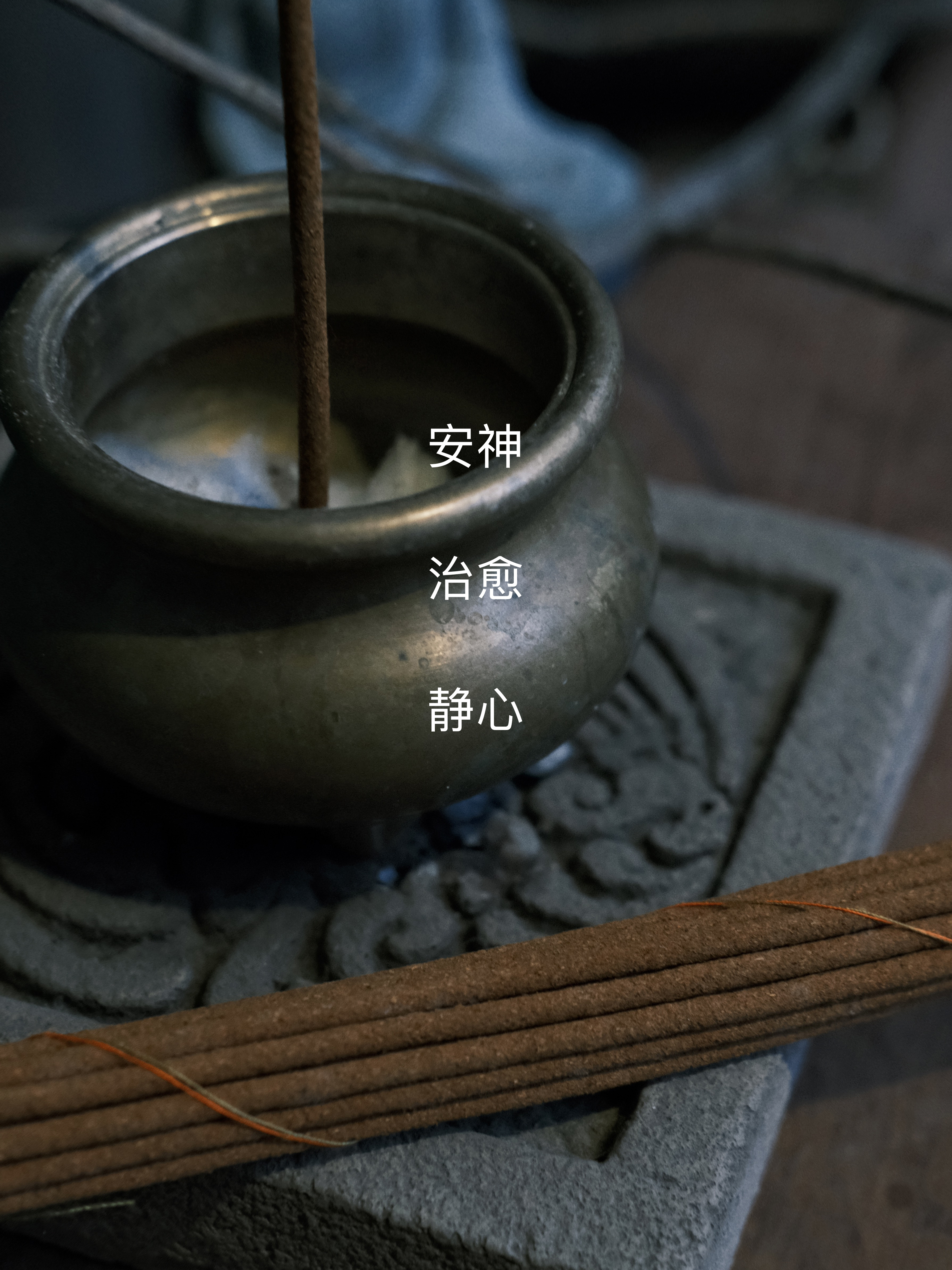 现居山边，是家也是工作室，深爱植物花卉从业九年的首饰设计师，原创设计&全手工制作