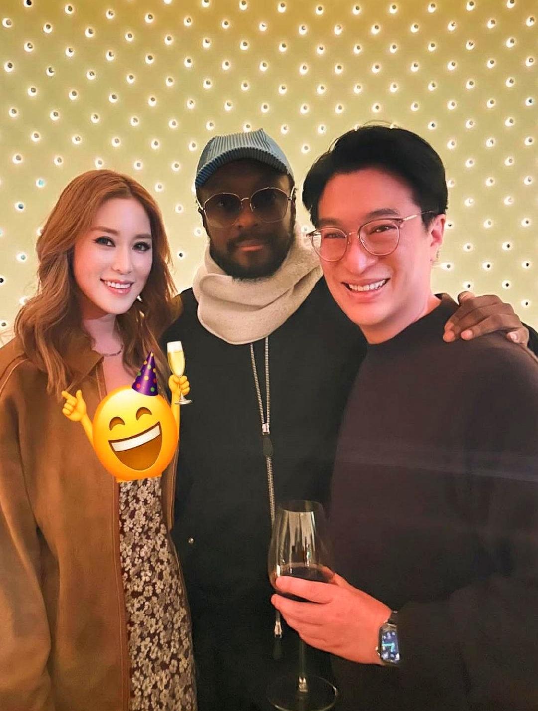 42岁徐子淇和富商老公李家诚参加派对，和一帮欧美名人合影！
 

夫妻俩状态差异