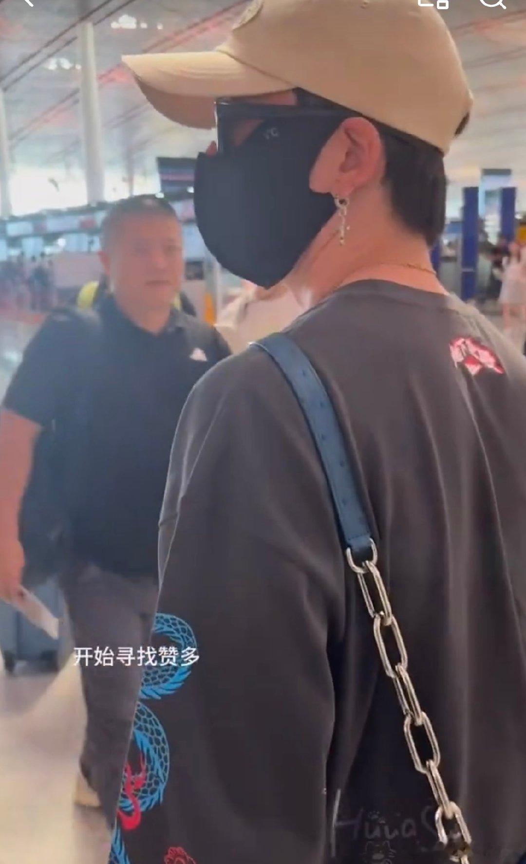 王栎鑫赞多机场偶遇 王栎鑫和赞多的机场互动也太戳人了！本来都走过去了，还特意回头