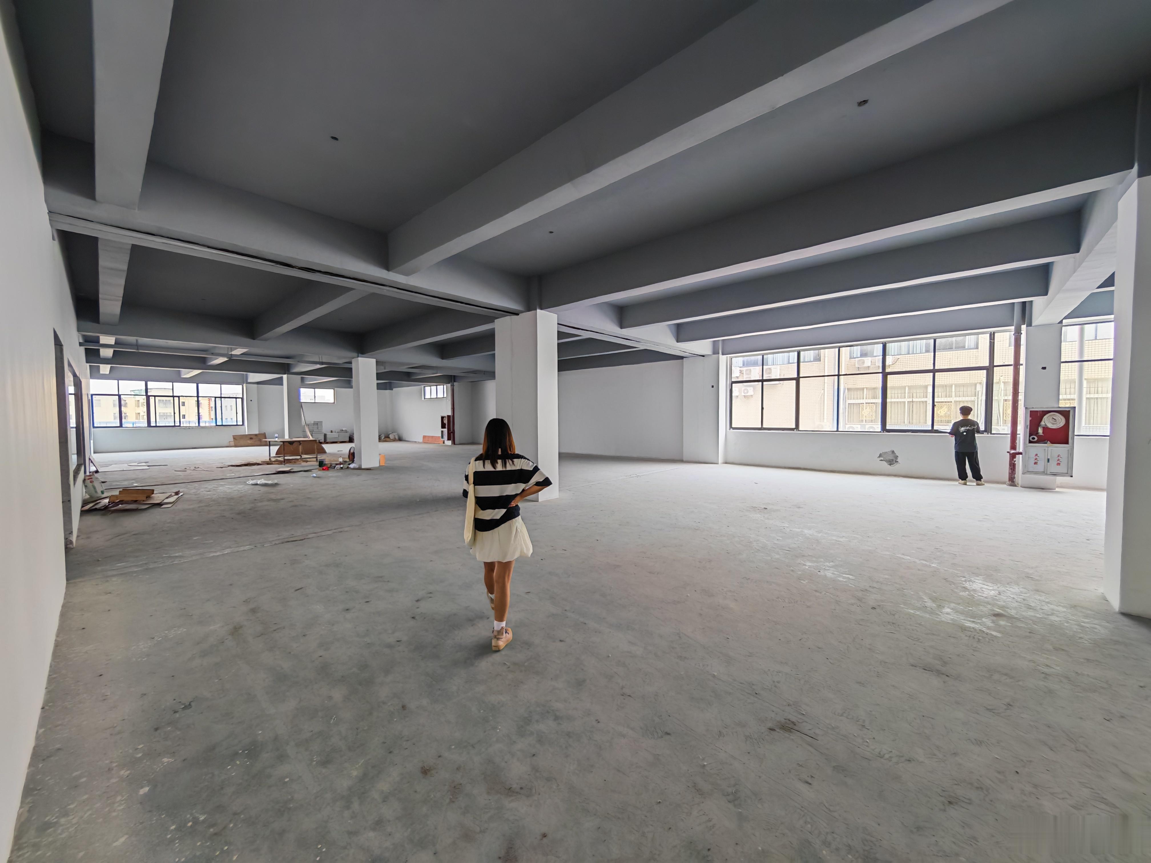 来考察工作室的场地，这厂房硬件方面感觉不错，空间也够大，闭上眼我都能看到一个闪闪