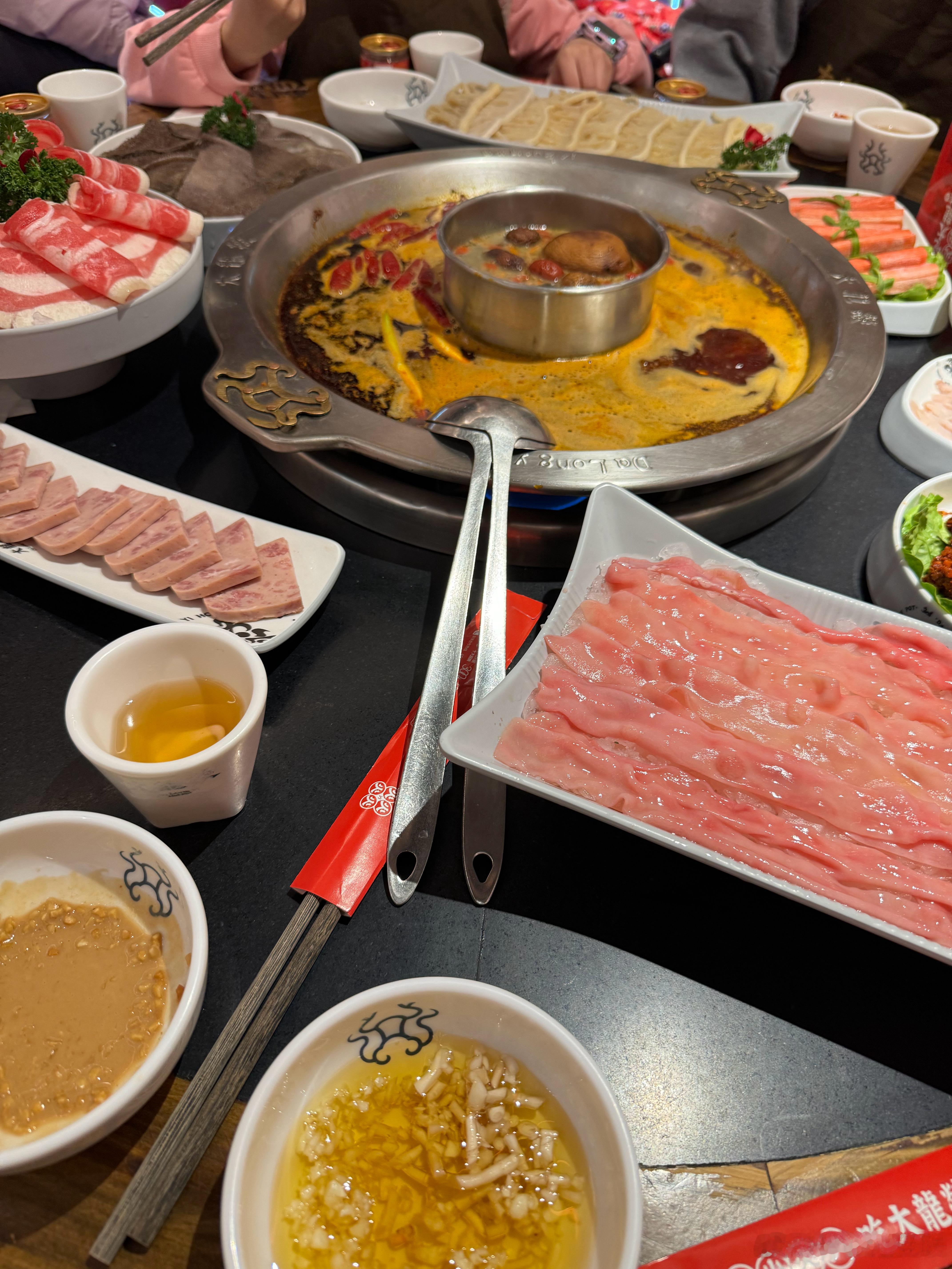 同学毕业12年了，就上了2年班。 这次带着两个孩子从东北自驾过来，准备春节后再回