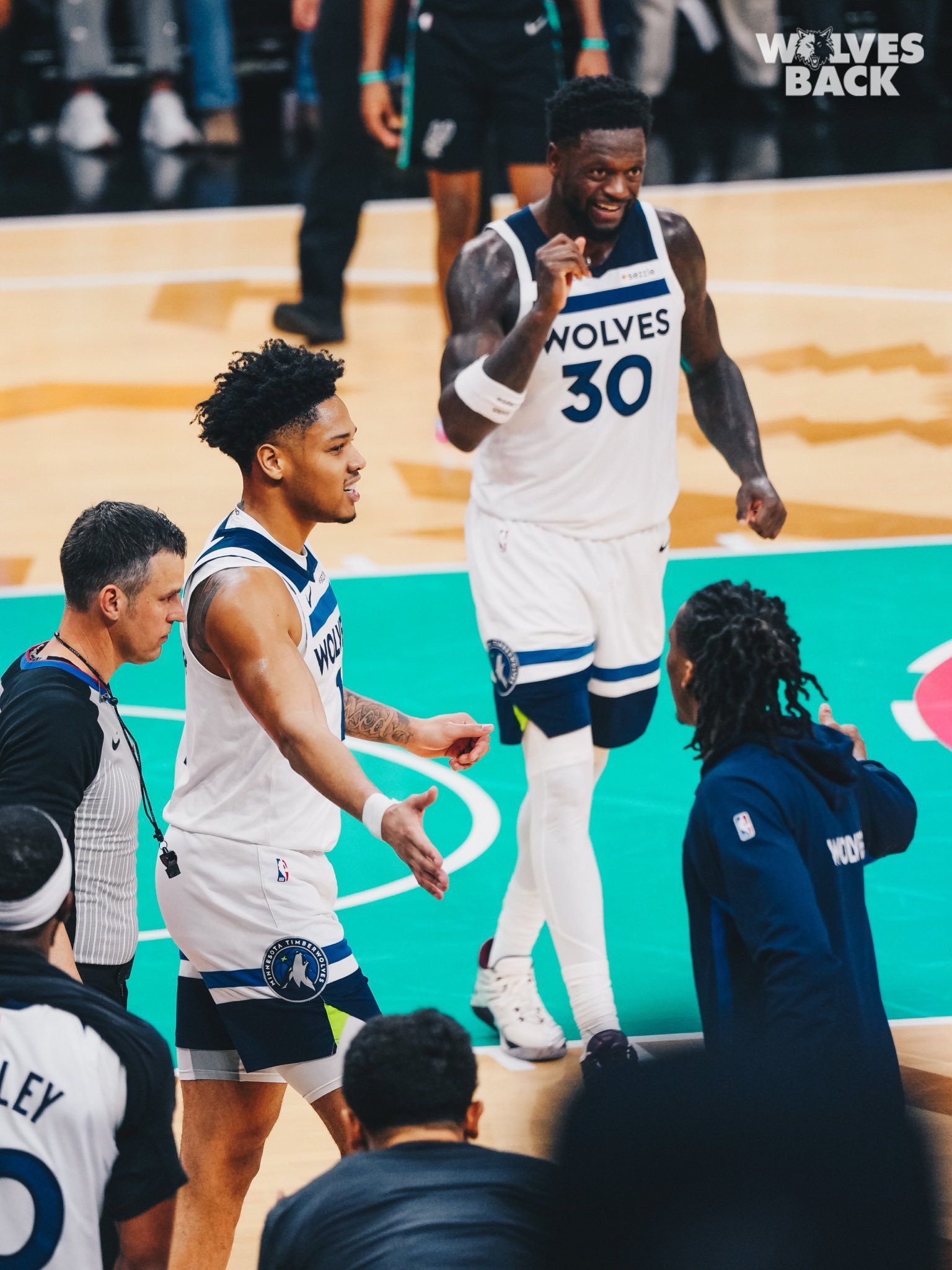 文班全场12封盖创造NBA历史季后赛单场封盖纪录可他和福克斯过于糟糕的进攻过于糟