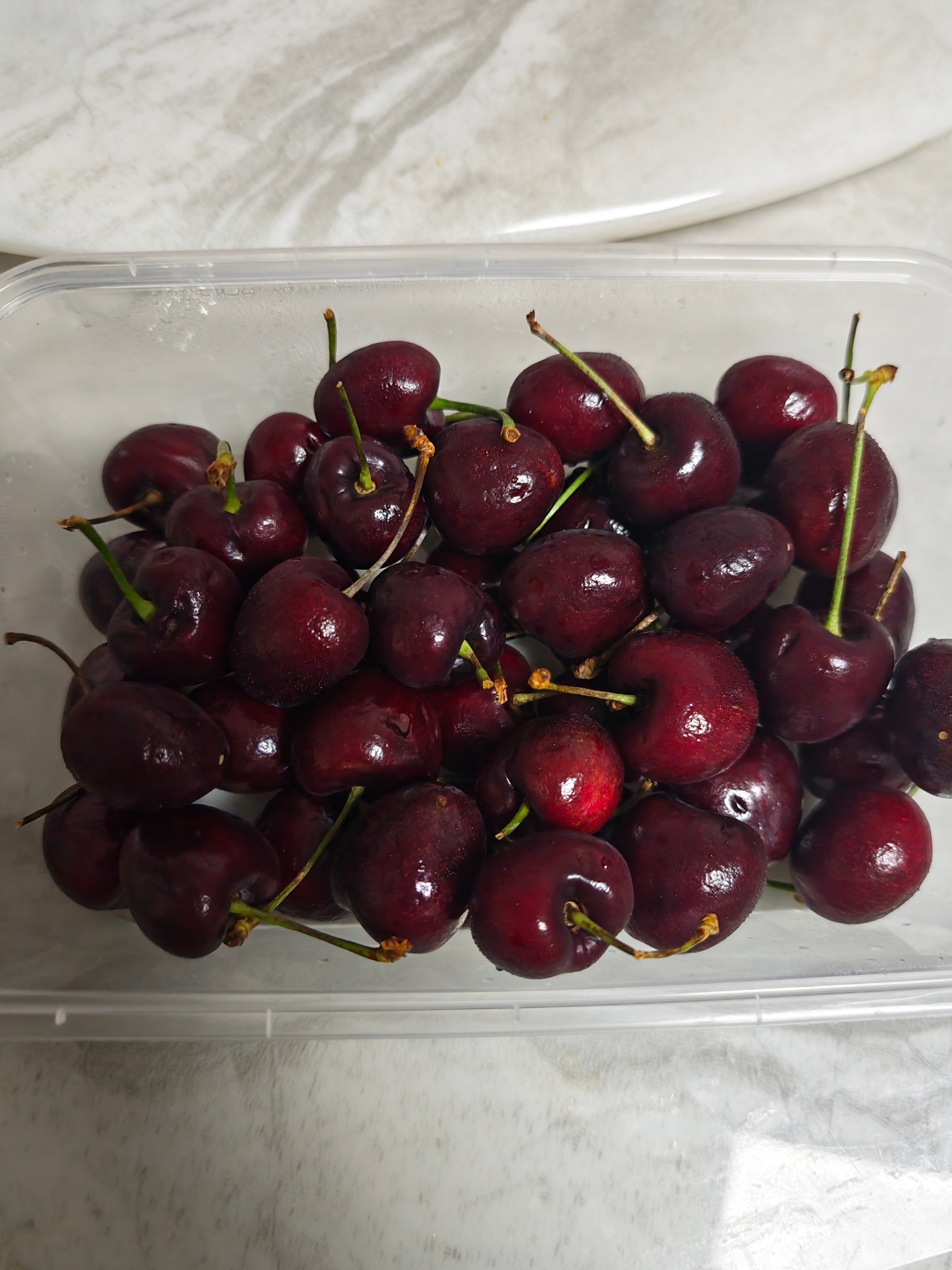 早上买的一箱车厘子回家就剩一盘了那确实能理解，我自己买的两斤车厘子三个人炫一天，