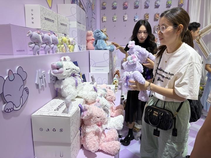 第六届中国国际消费品博览会第4天，8号馆“国潮出海”展区依然人声鼎沸。最直观的感